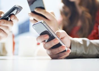 Parlamentul European cere interzicerea accesului copiilor sub 16 la retele sociale