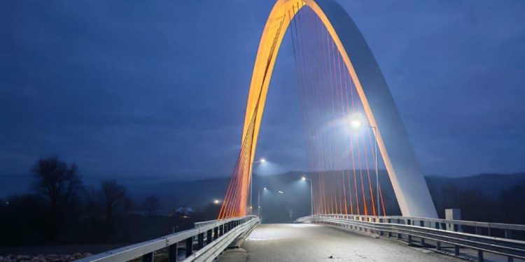 Podul cu cel mai mare arc parabolic din Romania este terminat