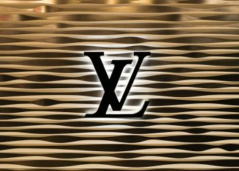 furt masiv la vuitton patru au intrat cu masina in vitrina