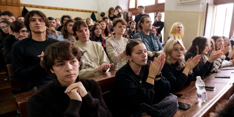 Ministerul Educatiei vrea sa completeze fondul burselor sociale cu 60 milioane euro