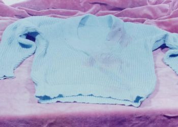 Povestea puloverului albastru cu pete de sange