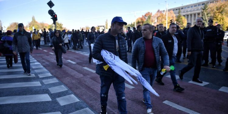 Protest la Cotroceni impotriva austeritatii si cereri catre Nicusor Dan