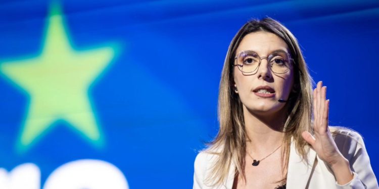 Rezista Diana Buzoianu greu de demis Nicusor Dan o sustine