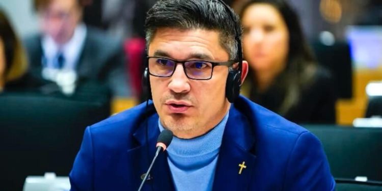 luis lazarus democratia a murit vom trai ca in lagare