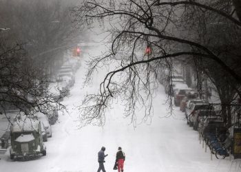 15 persoane au decedat si peste 800000 de gospodarii au ramas fara curent electric din cauza furtunii de