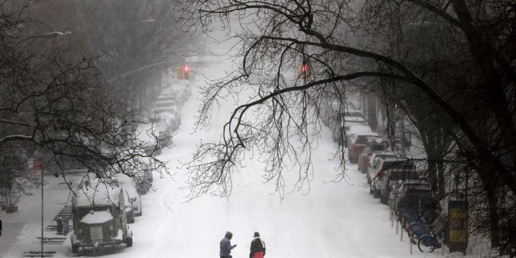 15 persoane au decedat si peste 800000 de gospodarii au ramas fara curent electric din cauza furtunii de