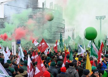 Acordul UEMercosur Mii de agricultori europeni au protestat la sediul Parlamentului European din Strasbourg