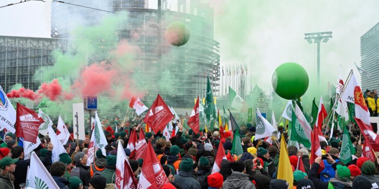 Acordul UEMercosur Mii de agricultori europeni au protestat la sediul Parlamentului European din Strasbourg