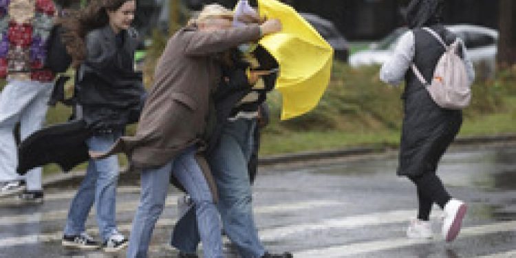 Avertizare de la ANM Cod galben de vant ploi si viscol La munte rafalele vor depasi 100 de