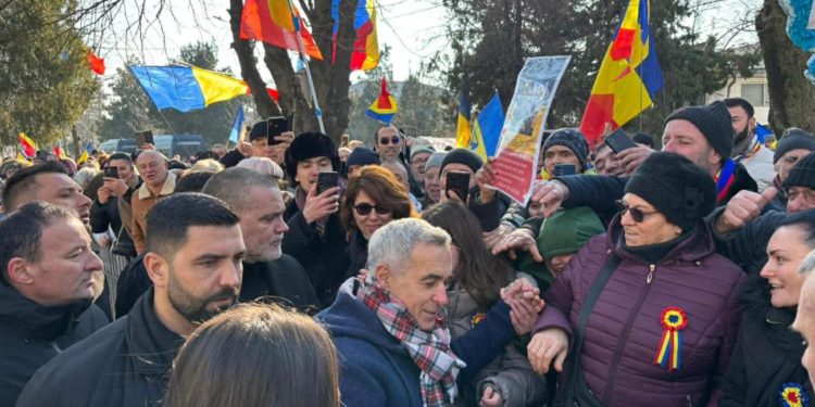 Calin Georgescu se prezinta din nou la politia din Buftea pentru a si indeplini obligatiile de control judiciar Multe persoane din Romania il sprijina pe liderul suveranist