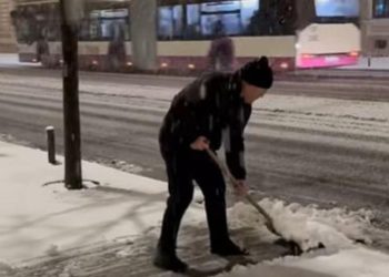 Emil Boc a curatat zapada de la Primarie 1