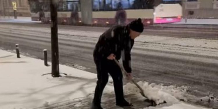 Emil Boc a curatat zapada de la primarie