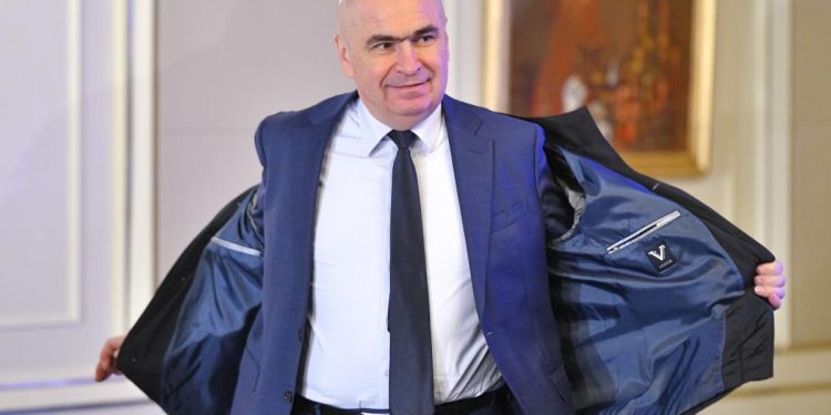 Guvernul Bolojan va interzice detasarea functionarilor Functiile din sectorul public vor fi ocupate doar prin concurs