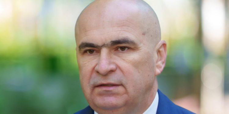 Ilie Bolojan a trimis romanii la munca dar este in concediu