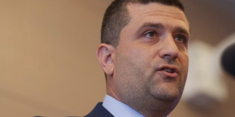 Ministrul Apararii tinta unei motuni simple