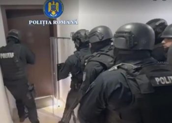 Momentul in care trupele speciale intervin in cazul unui barbat care isi ametinta fosta iubita cu