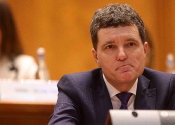 Nicushor Dan ii provoaca din nou pe romani Oana Toiu de la Rezist il inlocuieste pe presedinte la Davos in ciuda esecului cu Visa Waiver