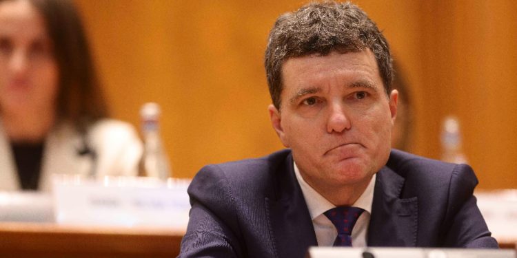 Nicusior Dan pleaca in Franta in timpul blocajului