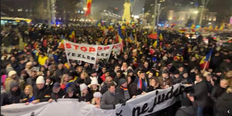 Proteste in Piata Victoriei si Piata Universitatii din Bucuresti