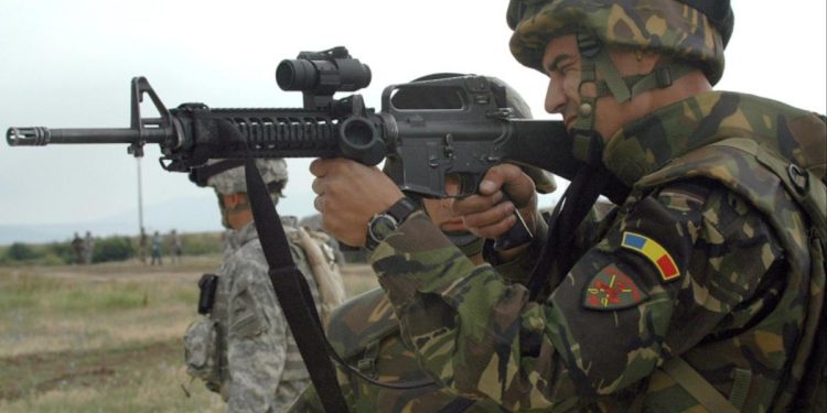 Romanii din rezerva militara primesc 3 salarii medii