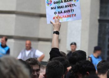 Studentii ameninta cu proteste la reducerea locurilor bugetate