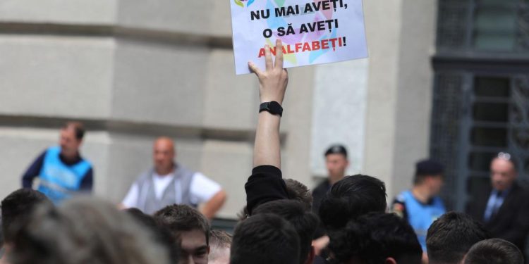 Studentii ameninta cu proteste la reducerea locurilor bugetate