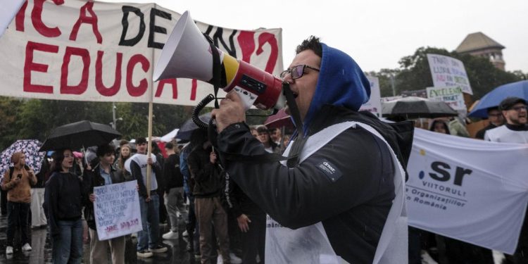 Tensiuni sociale in crestere Profesorii si medicii amenainta cu greva generala si fac presiuni asupra