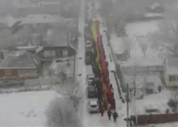 Un steag tricolor urias cu o lungime de 120 de metri a fost purtat pe brate de sute de oameni in Neamt de