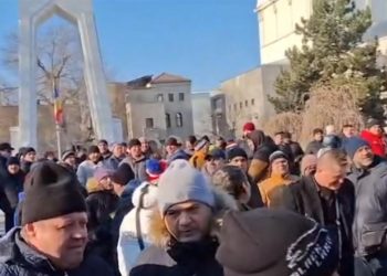 Vrem sa muncim nu sa cerisim Sute de oameni amenintati cu concedierea au protestat in strada in