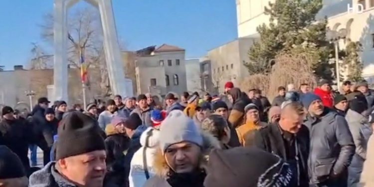 Vrem sa muncim nu sa cerisim Sute de oameni amenintati cu concedierea au protestat in strada in