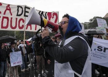 tensiuni sociale in intensificare profesorii si medicii ameninta cu greva generala si fac presiuni asupra