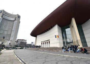 Actorii de la Teatrul National protesteaza pe strada dupa ce Ministerul Culturii le a cerut sa