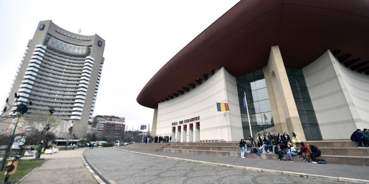 Actorii de la Teatrul National protesteaza pe strada dupa ce Ministerul Culturii le a cerut sa