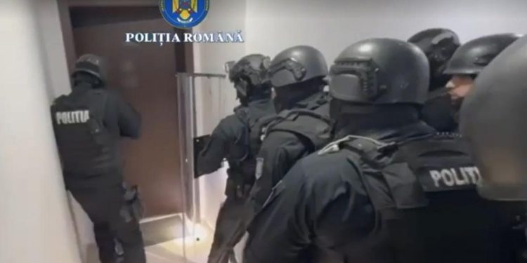 Barbatul care si ar fi sechestrat fosta iubita si copilul intr un apartament din Bucuresti ar fi