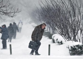 Capitala si alte 12 judeete sunt sub avertizare meteo pentru viscol ger polei si ninsori Zapada ar putea
