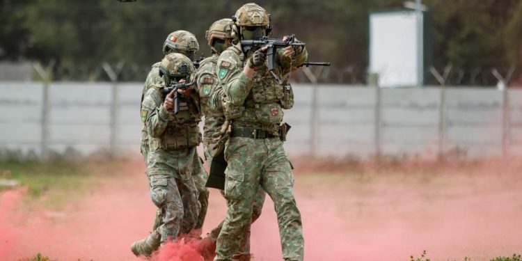 Ce face un soldat roman cand ve de o drona Semne care sugereaza ca armata Romaniei nu este pregatita pentru