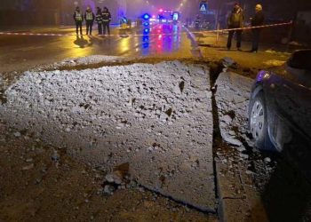 Conducta de gaz sparata la Craiova Asfaltul afectat 30 de persoane evacuate Se actioneaza