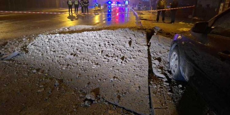 Conducta de gaz sparata la Craiova Asfaltul afectat 30 de persoane evacuate Se actioneaza