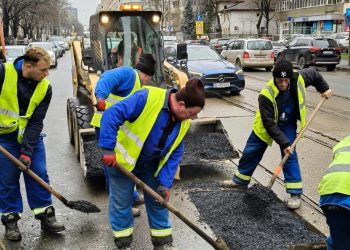 Cum explica Primaria gropile mari de pe strazile Bucurestiului Au fost lasate mii si mii de