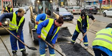Cum explica Primaria gropile mari de pe strazile Bucurestiului Au fost lasate mii si mii de