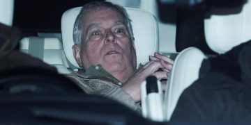 Guvernul britanic ia in calcul excluderea lui Andrew din linia de succesiune la tron