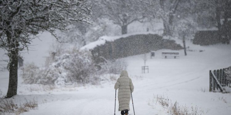 HARTI Noi avertizari de vreme severa ANM a emis 8 coduri portocalii si galbene pentru ninsori viscol si vant