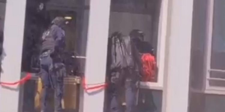 Hackerii care fura banii oamenilor de pe carduri organizandu se intr un call center similar celor din corporatii