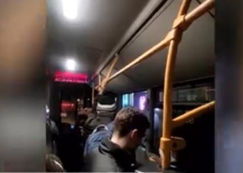 Imagini cu mai muli cltori blocai ntr un autobuz fr curent electric la