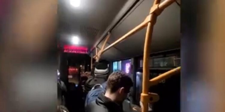 Imagini cu mai muli cltori blocai ntr un autobuz fr curent electric la