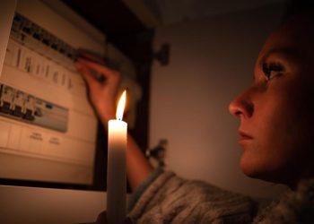 Peste o mie de consumatori din Harghita au ramas fara electricitate vineri din cauza vantului