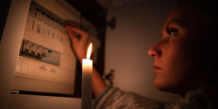 Peste o mie de consumatori din Harghita au ramas fara electricitate vineri din cauza vantului