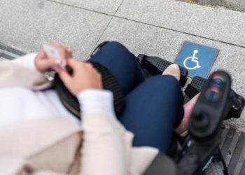 Revolta dupa ce Coalitia a decis reducerea nu eliminarea taxeor pentru persoanele cu dizabilitati