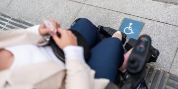 Revolta dupa ce Coalitia a hotarat reducerea nu eliminarea impozitelor pentru persoanele cu dizabilitati