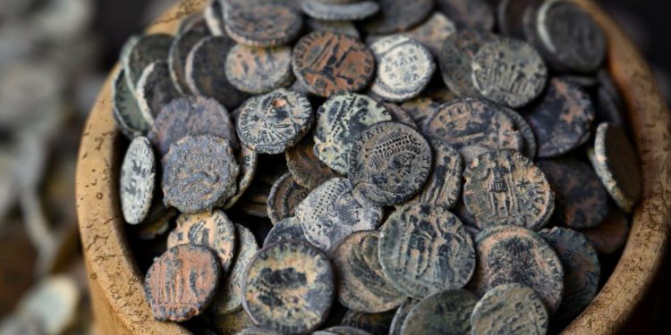 Tezaur romanesc gasit in Prahova un vas plin cu monede romane evaluat la aproape 100000 de euro